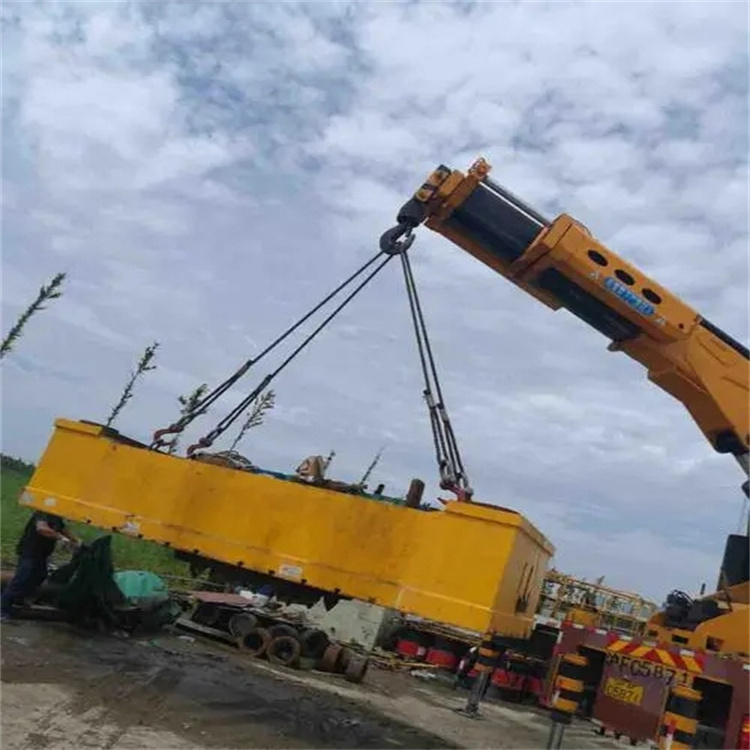 嘉鱼吊运集装箱的吊车